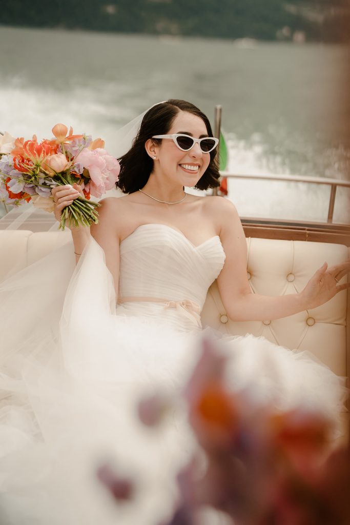 In questa immagine una sposa con gli occhiali da sole bianchi