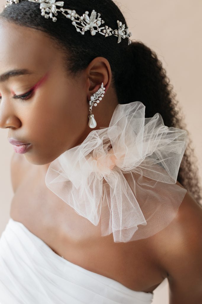 In questa immagine degli orecchini con perle che fanno parte degli accessori sposa 2024 più belli.