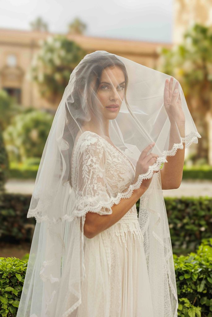 In questa immagine il velo ricamato da Monica Loretti che fa parte degli accessori sposa 2024