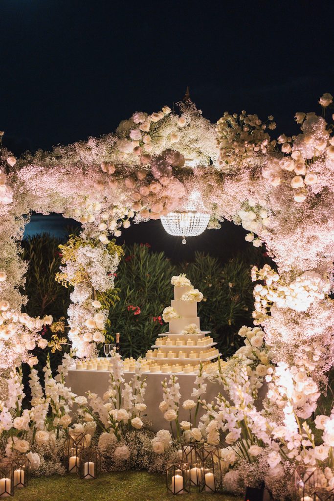 In questa foto un allestimento floreale di matrimonio 2024 con arco con fiori sui toni del bianco