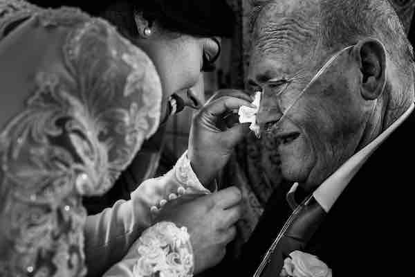 In questa foto di nozze di Pierpaolo Perri una sposa asciuga le lacrime del nonno