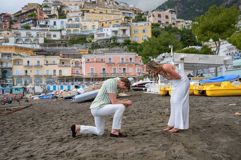 In questa foto di Pierpaolo Perri due sposi su una spiaggia ridono durante la proposta di matrimonio