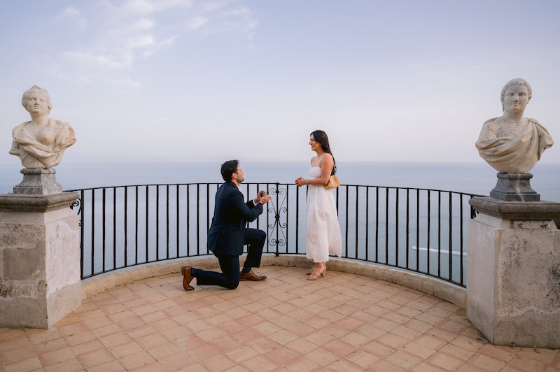 In questa foto di Pierpaolo Perri una proposta di matrimonio su una terrazza panoramica