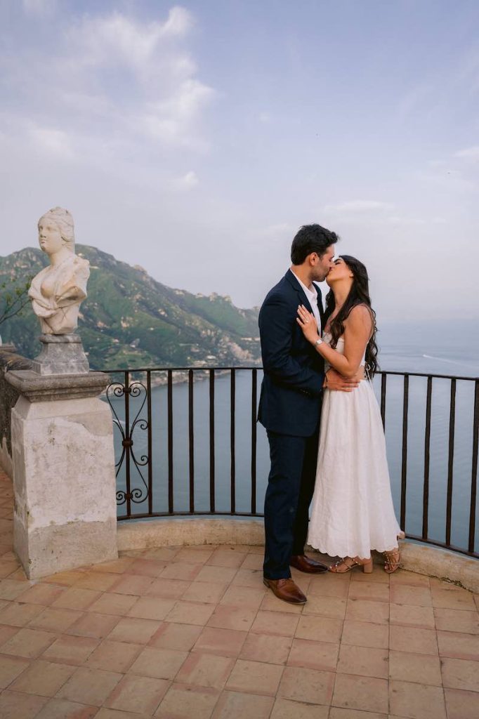 In questa foto di Pierpaolo Perri due fidanzati si baciano su una terrazza panoramica