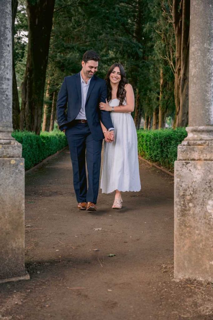 In questa foto di Pierpaolo Perri due fidanzati camminano mano nella mano in un parco