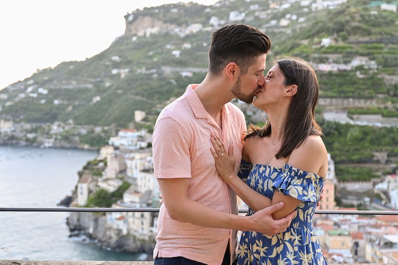 In questa foto di Pierpaolo Perri due fidanzati si baciano dopo la proposta di matrimonio