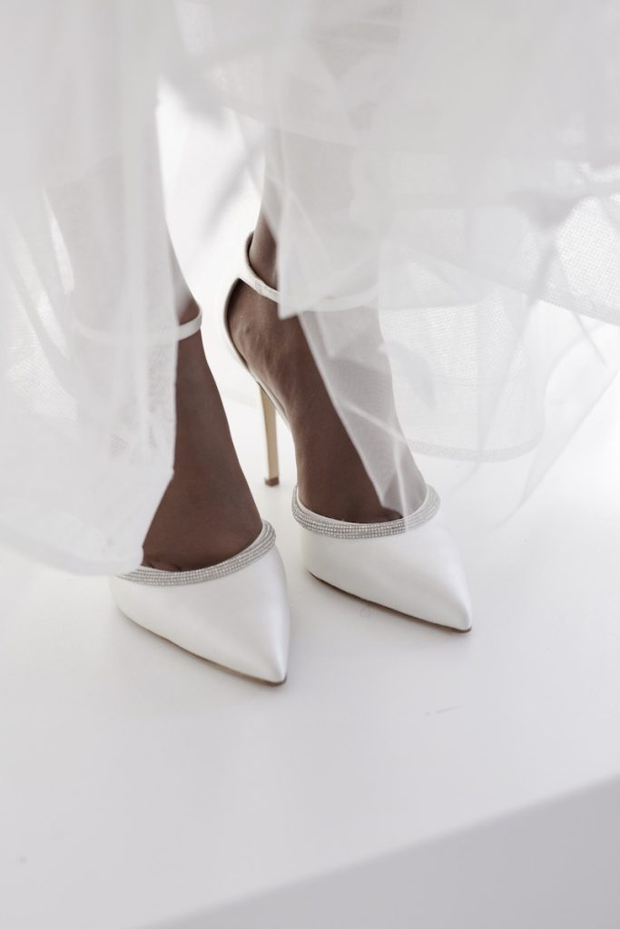 In questa foto un paio di scarpe da sposa Le Fate Milano modello pointy toe con dettaglio glitter sullo scollo e cinturino alla caviglia