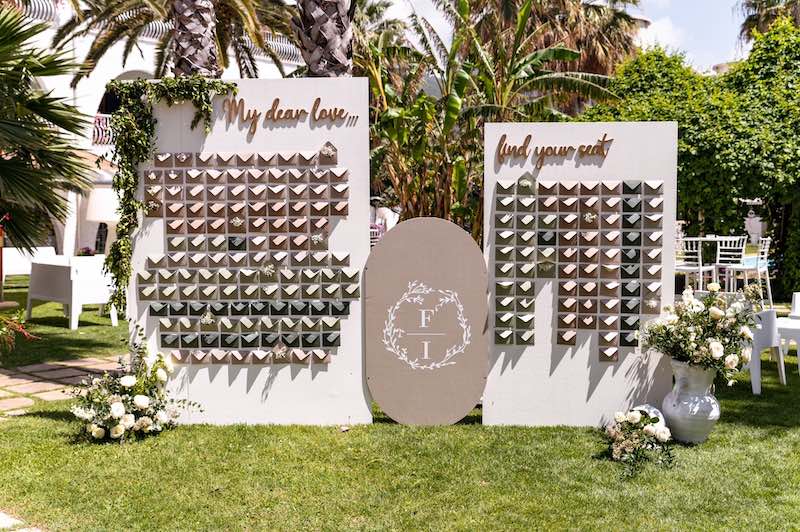 In questa foto un tableau de mariage con buste da lettera in gradazione di colore 