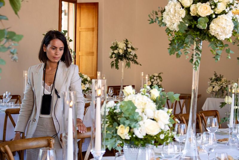 In questa foto la Wedding Designer Angela De Patto nella location di un matrimonio Total White