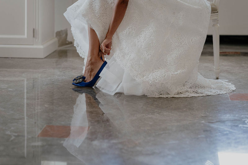 In questa foto un dettaglio della sposa Federica che indossa le sue scarpe Manolo Blahnik di colore blu