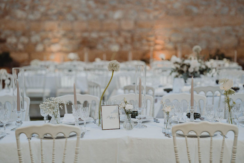 In questa foto un dettaglio della mise en place del matrimonio di Lucio e Federica realizzata dalla Wedding Planner Antonella Candido con candele di colore bianco, portacandele in vetro e fiori di colore bianco