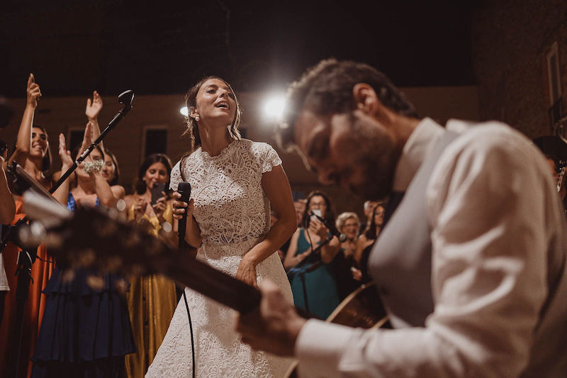 In questa foto la sposa Federica e lo sposo Lucio suonano e cantano la loro canzone