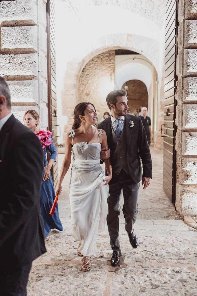 In questa foto gli sposi Lucio e Federica dopo il cambio d'abito della sposa