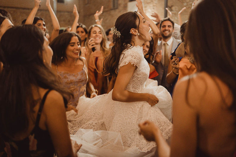 In questa foto la sposa Federica ballava circondata dalle sue amiche