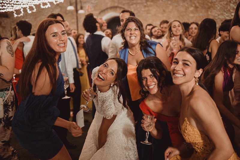 In questa foto la sposa Federica posa con 5 sue amiche 