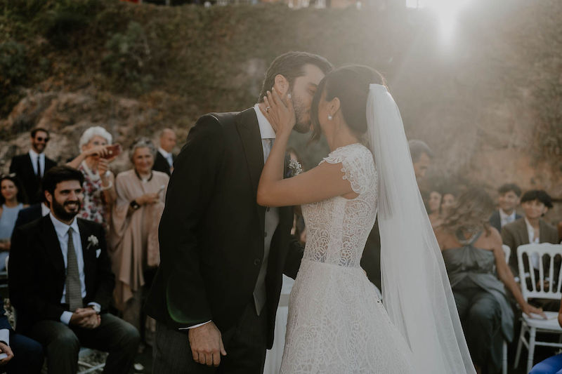 In questa foto gli sposi Lucio e Federica si baciano al termine della loro cerimonia di nozze