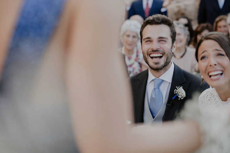 In questa foto gli sposi Lucio e Federica ridono durante il discorso di una testimone di nozze