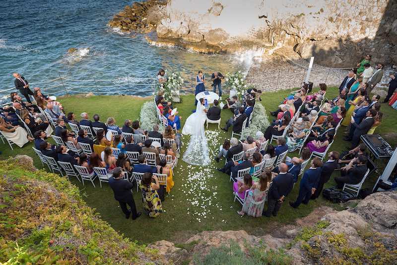 In questa foto la cerimonia di nozze di Lucio e Federica inquadrato dall'alto sullo sfondo del mare 