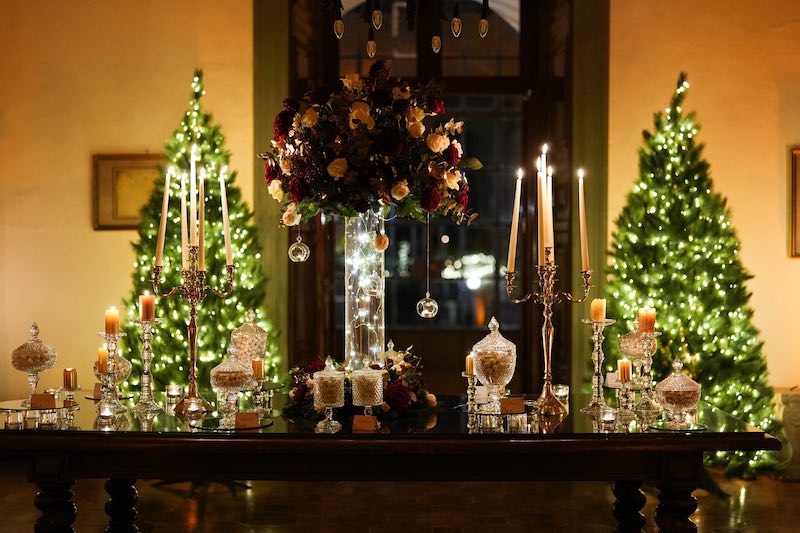 In questa foto l'allestimento dello Sweet Table del matrrimonio a tema Natale di Matteo e Pina decorato dal Wedding Planner Stefano Miranda con vasi di cristallo, candele e alberi di Natale