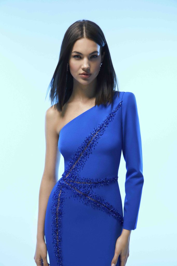 In questa immagine un abito della collezione The Party Edit 2024 di Pronovias blu cobalto