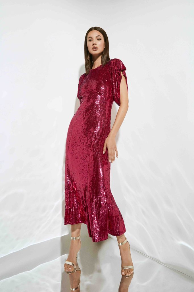 In questa immagine un abito della collezione The Party Edit 2024 di Pronovias interamente ricoperto da paillettes fucsia.
