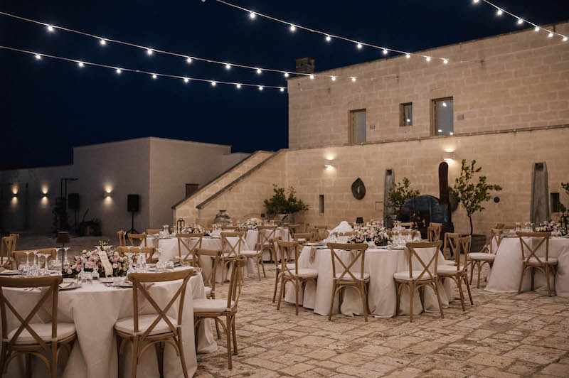 In questa foto l'allestimento di un matrimonio nella corte interna di Masseria Cuturi