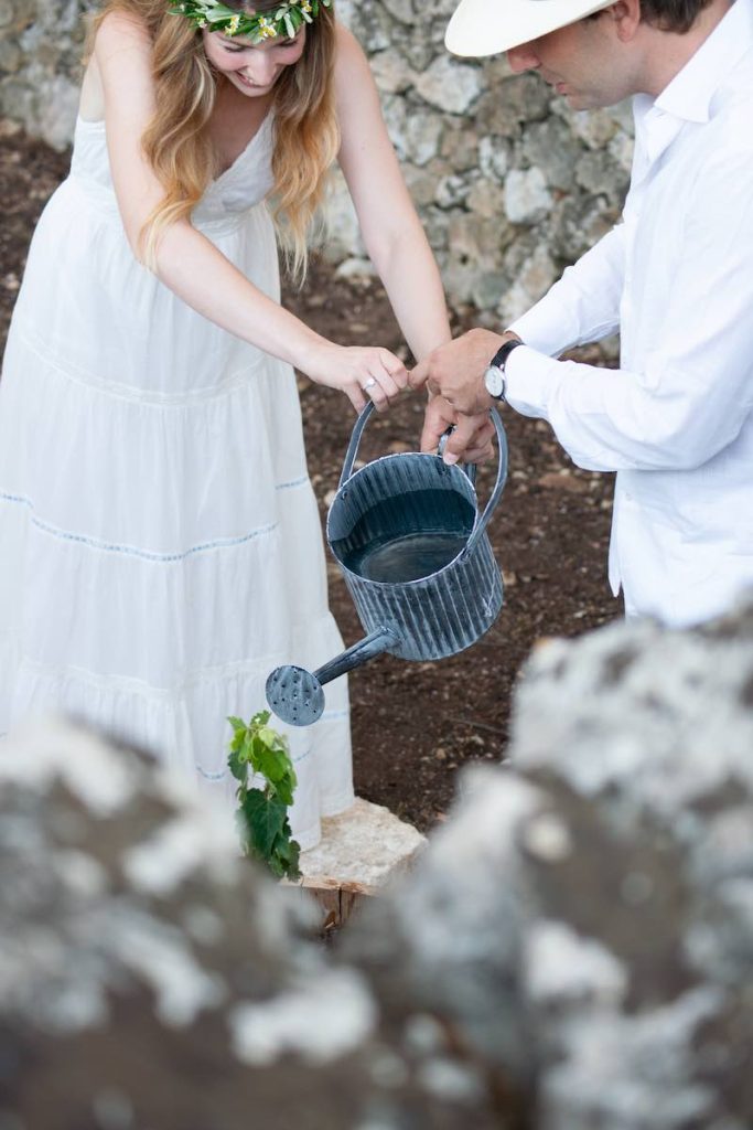 In questa foto due sposi durante il rito  della Nascita durante un Wine Wedding a Masseria Cuturi
