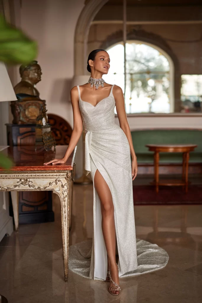 In questa foto la modella indossa un abito da sposa con spacco Pollardi 2024 