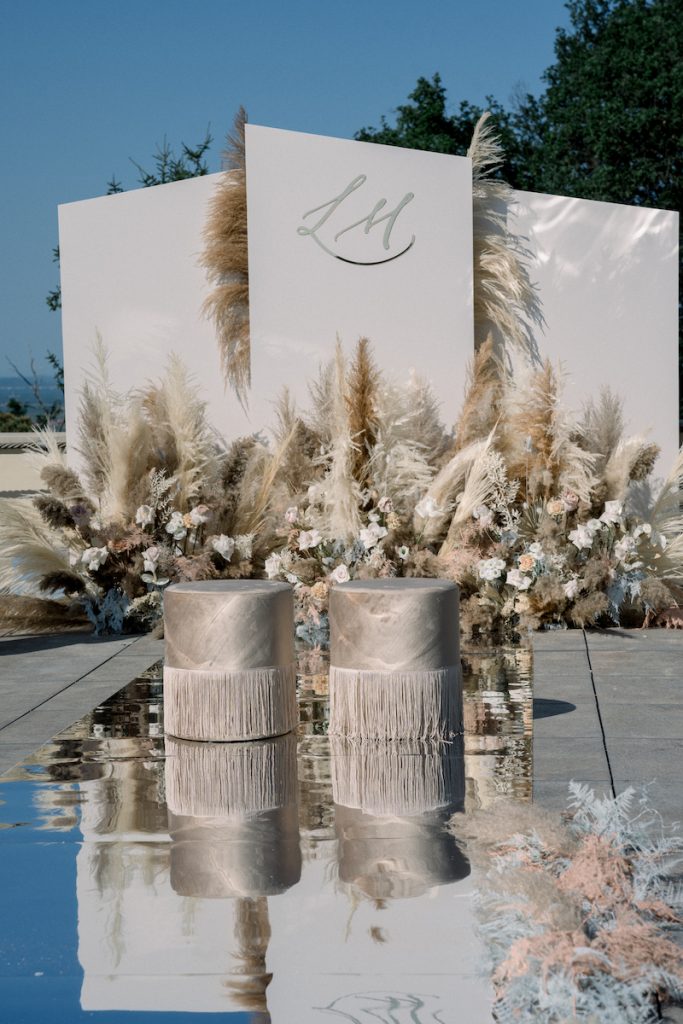 In questa foto un backdrop di pampas e specchi, utilizzato come allestimento dell'altare civile di un matrimonio organizzato dalla Wedding Planner Clara Barca