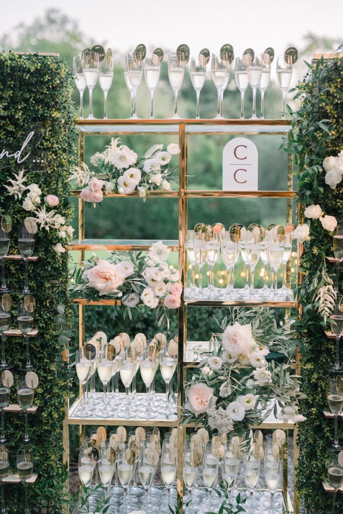 In questa foto un originale wall per servire flute di champagne durante il matrimonio