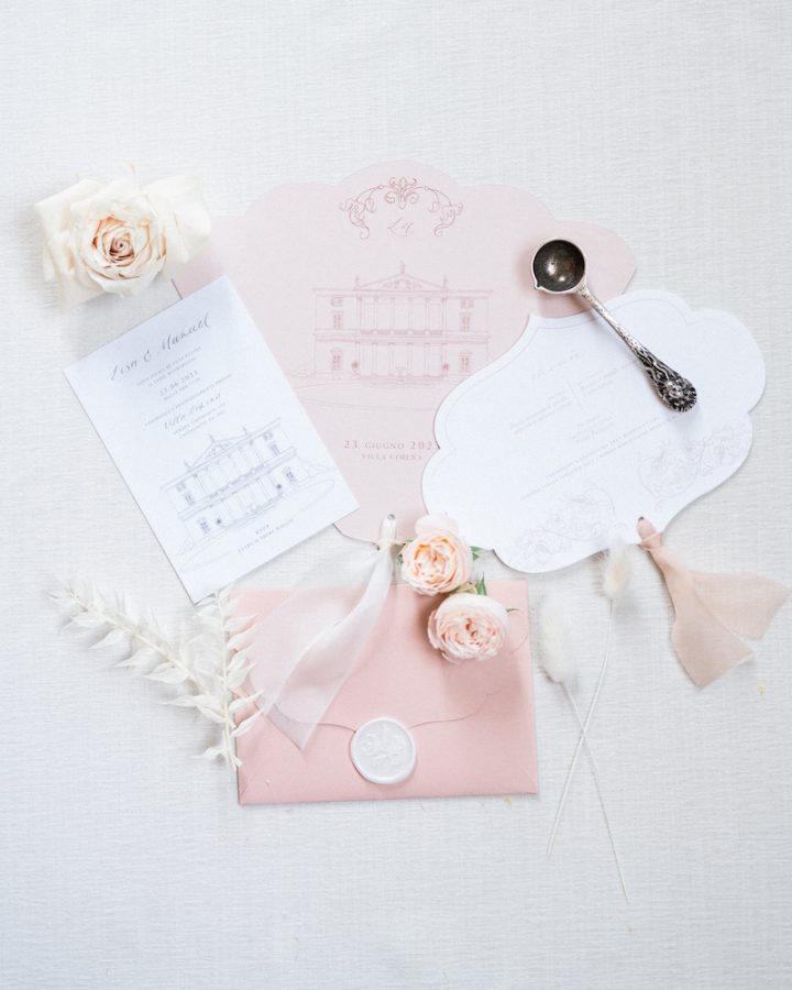 In questa foto una Stationery nei torni del rosa, con dettagli illustrati, firmata dalla Wedding Planner Clara Barca