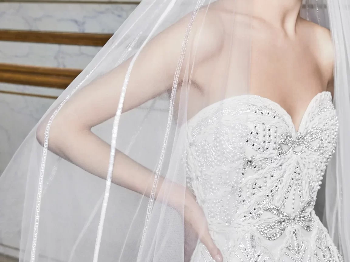 In questa foto la modella indossa un abito da sposa Elie Saab 2024 con bustino e fiocco.