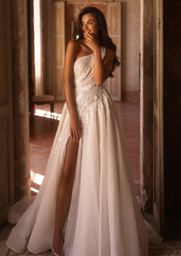 Abiti da sposa scivolati 2024 tra linee essenziali e dettagli di stile