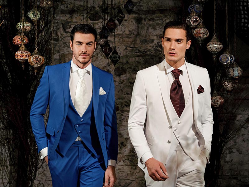 In questa foto i modelli indossano degli abiti da sposo colorati 2024 Masculini.