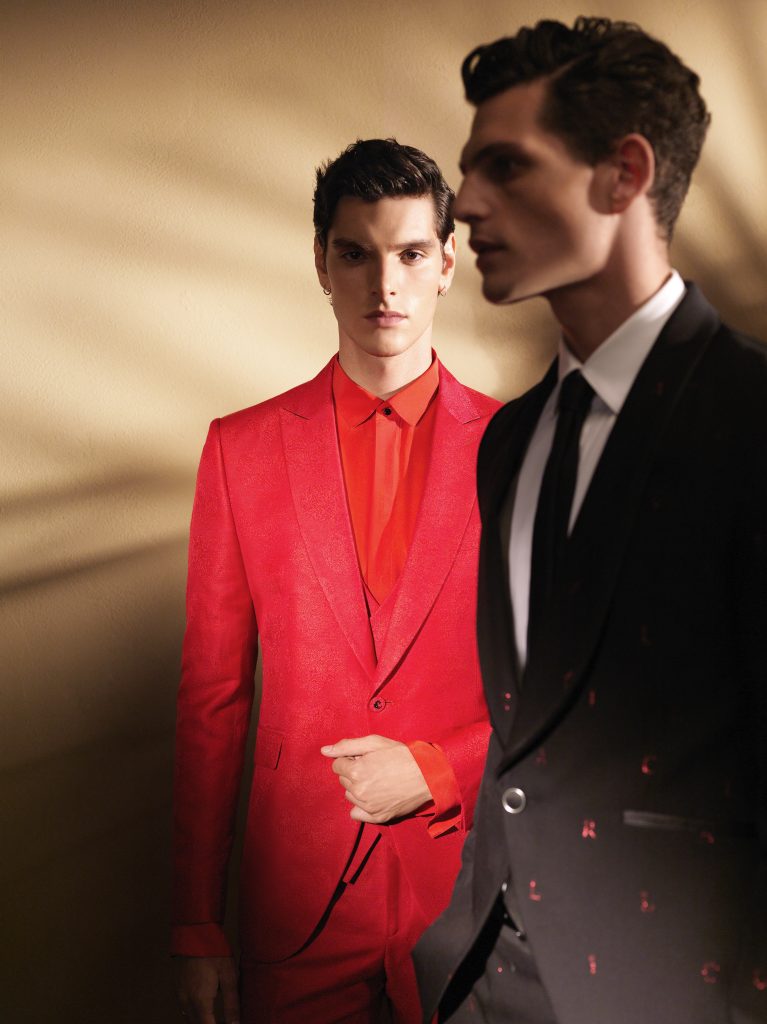 In questa immagine il modello indossa un abito da sposo colorato rosso Carlo Pignatelli