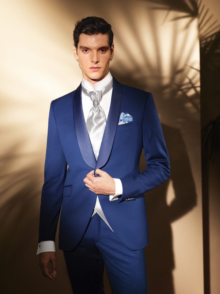 In questa immagine il modello indossa un abito da sposo colorato blu Carlo Pignatelli