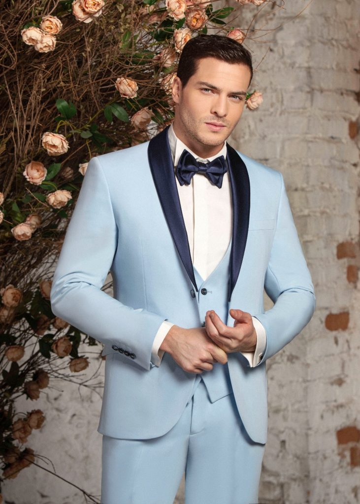In questa immagine il modello indossa un abito da sposo colorato 2024 Masculini