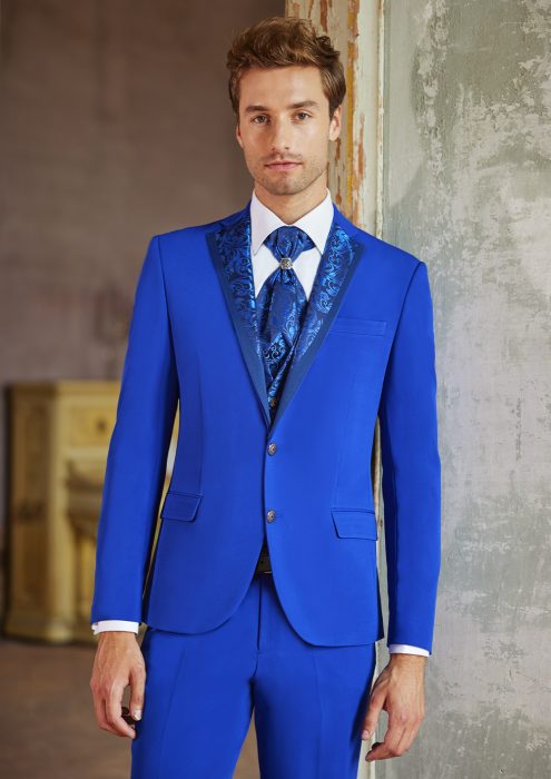 In questa immagine il modello indossa un abito da sposo colorato blu Musani Couture