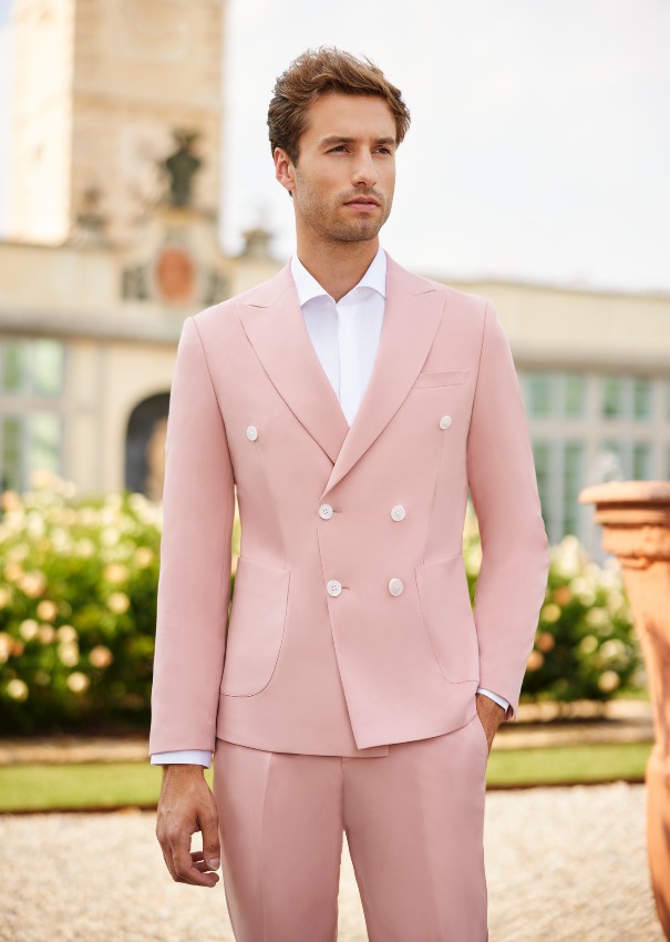 In questa immagine il modello indossa un abito da sposo colorato rosa Musani Couture 2024.