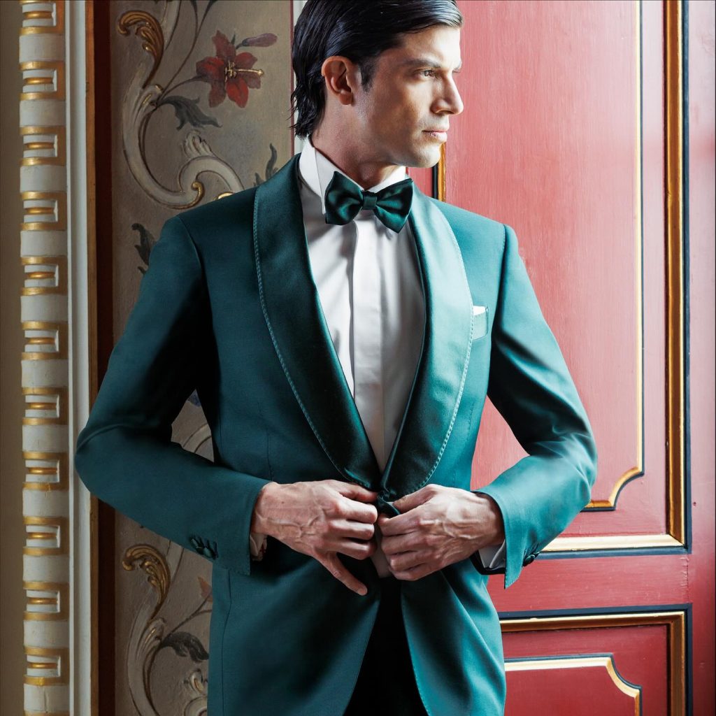 In questa immagine il modello indossa un abito da sposo colorato verde Sartoria Rossi