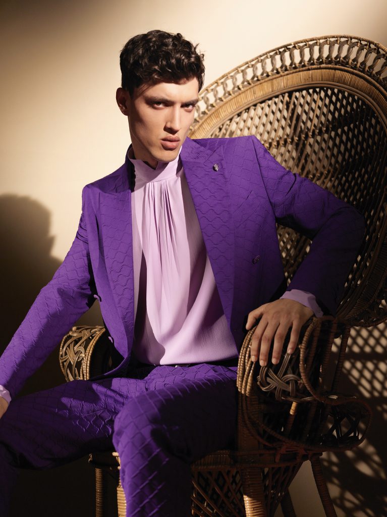 In questa foto il modello indossa un abito da sposo particolare 2024 color viola Carlo Pignatelli.