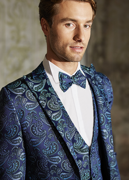 In questa foto il modello indossa un abito da sposo particolare 2024 con tessuto optical Musani Couture.