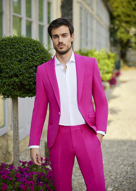 In questa foto il modello indossa un abito da sposo particolare 2024 fuxia Musani.