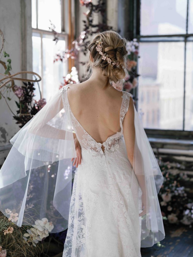 In questa immagine una sposa con un accessorio per capelli.