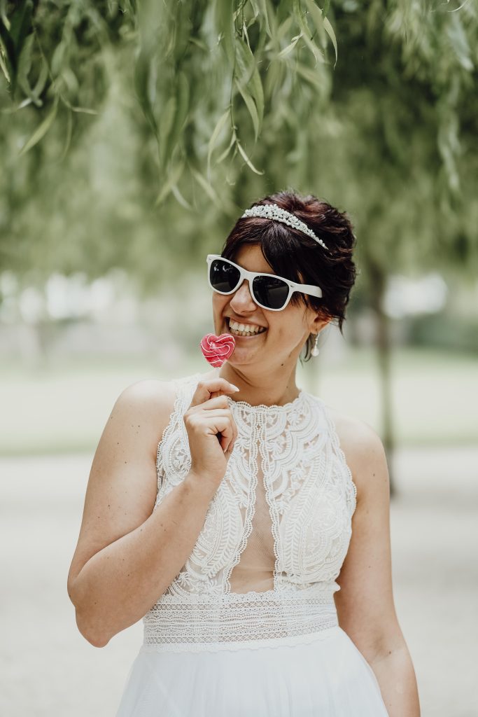 In questa immagine una sposa con maxi occhiali bianchi. 