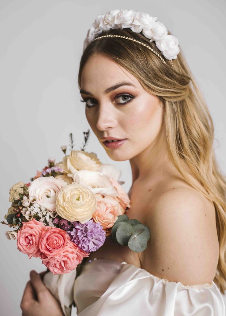 In questa immagine una sposa con un cerchietto di fiori.