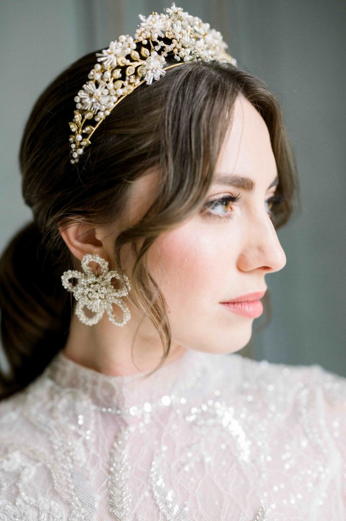 In questa immagine una sposa con una tiara preziosa di Jonida Ripani