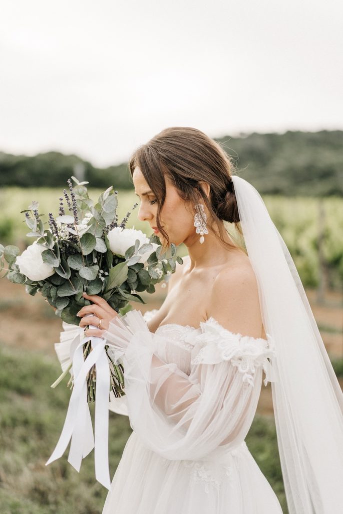 In questa immagine degli orecchini che fanno parte degli accessori sposa 2024 più belli.