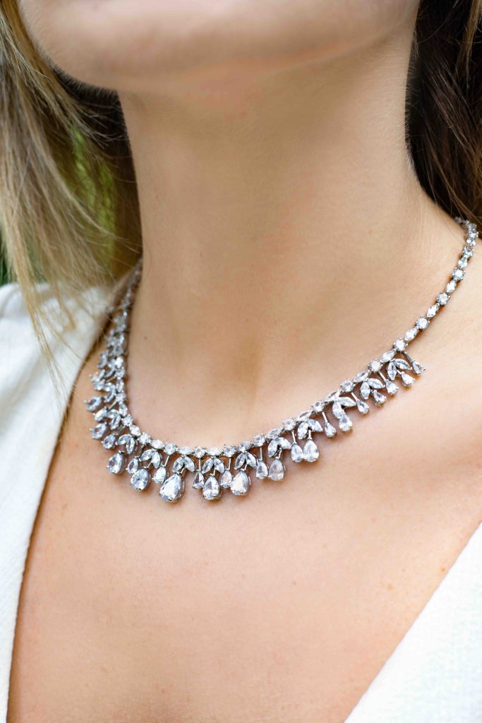 In questa immagine una collana di diamanti che fanno parte degli accessori sposa 2024 più belli.