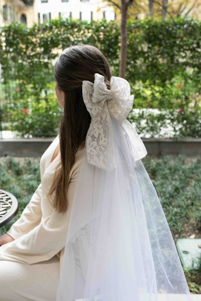In questa immagine una sposa con un maxi fiocco di Milna & L'Amour 